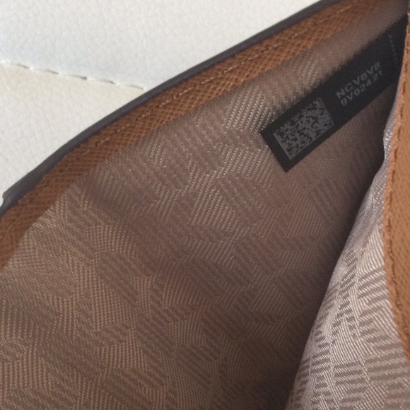 NWT Michael Kors Liane Vanilla SM Billfold - Picture 11 of 16